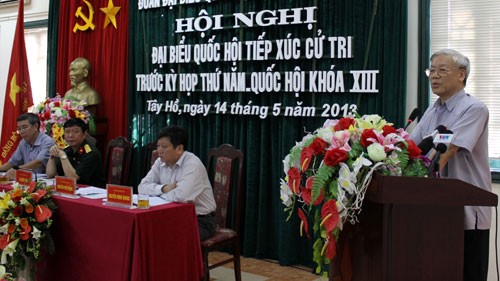 Tổng Bí thư Nguyễn Phú Trọng tiếp xúc cử tri quận Tây Hồ.